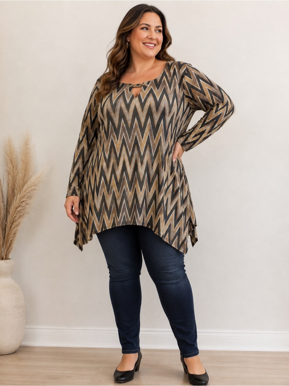 Tecara Chevron Tunic Top Beige Black Zig Zag Keyhole Neck Long Sleeve Women’s